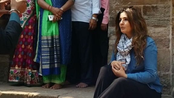 A complaint was filed against Raveena Tandon by the temple authorities.&nbsp;