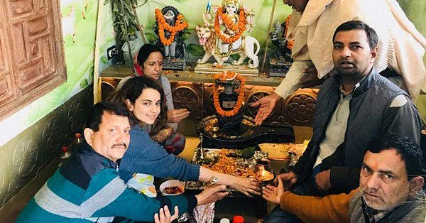 Kangana Ranaut performs grihapravesh puja at her Manali house. (Photo courtesy: <a href="https://twitter.com/razmihere/status/974224153447251968">Twitter</a>)