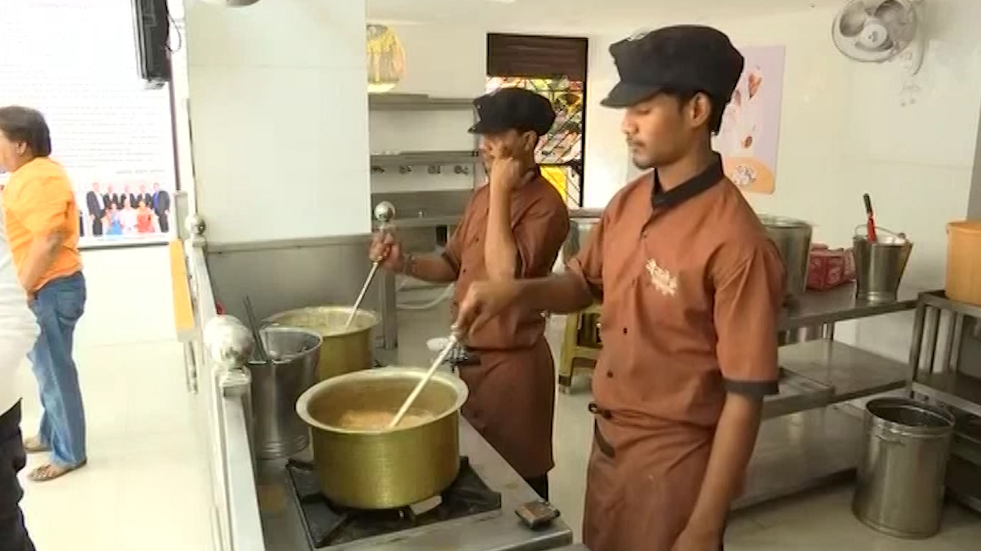 Chai being prepared at Yewle Tea Stall in Pune.