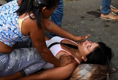 CARABOBO, March 29, 2018 (Xinhua) -- A woman faints as relatives wait for information after an alleged fire at a Venezuelan police station, in Valencia, Carabobo state, Venezuela, on March 28, 2018. A prison riot and fire has broken out at a Venezuelan police station in the central city of Valencia and at least 68 people were killed, Venezuelan officials said Wednesday. (Xinhua/Roman Camacho/SOPA/ZUMAPRESS/IANS)