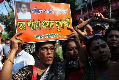 Kolkata: BJP activists stage a demonstration against the vandalisation of Bharatiya Jana Sangh founder Syama Prasad Mukherjee