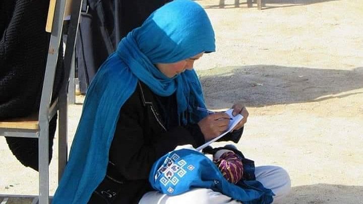 Picture of an Afghan woman nursing her baby, while taking her University exam has gone viral.&nbsp;