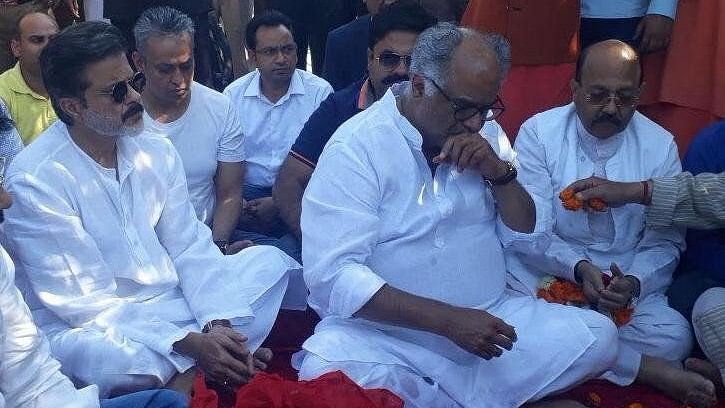 Anil and Boney Kapoor and Amar Singh conducting prayers for Sridevi in Haridwar.&nbsp;