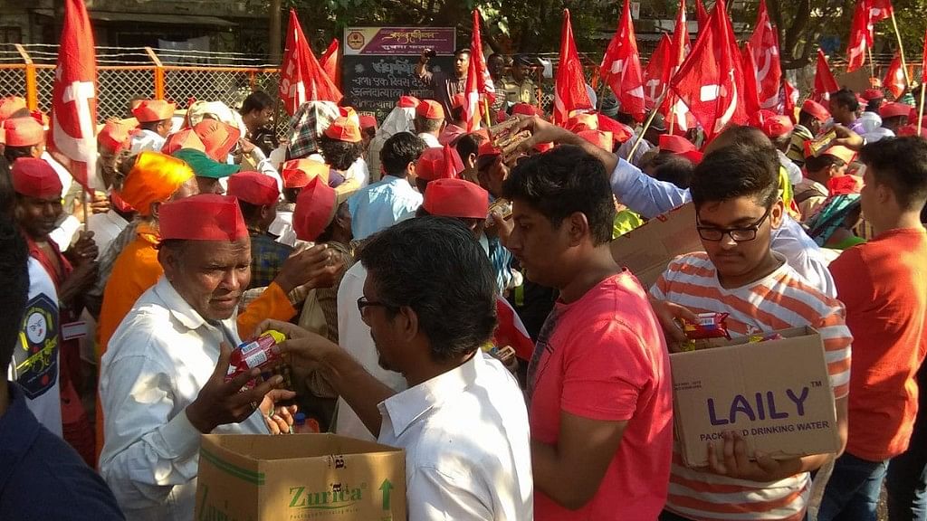 Mumbai welcomes protesting farmers with food, water and footwear.