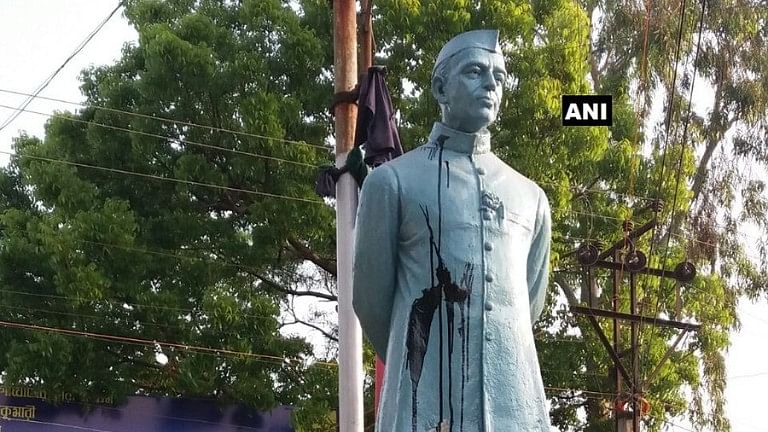 Black ink thrown at a statue of Jawaharlal Nehru in Katwa’s Telephone Maidan.&nbsp;