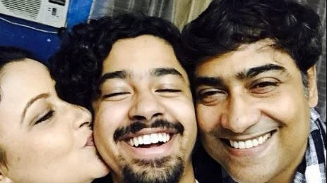 Riddhi Sen shares a picture with his parents. 
