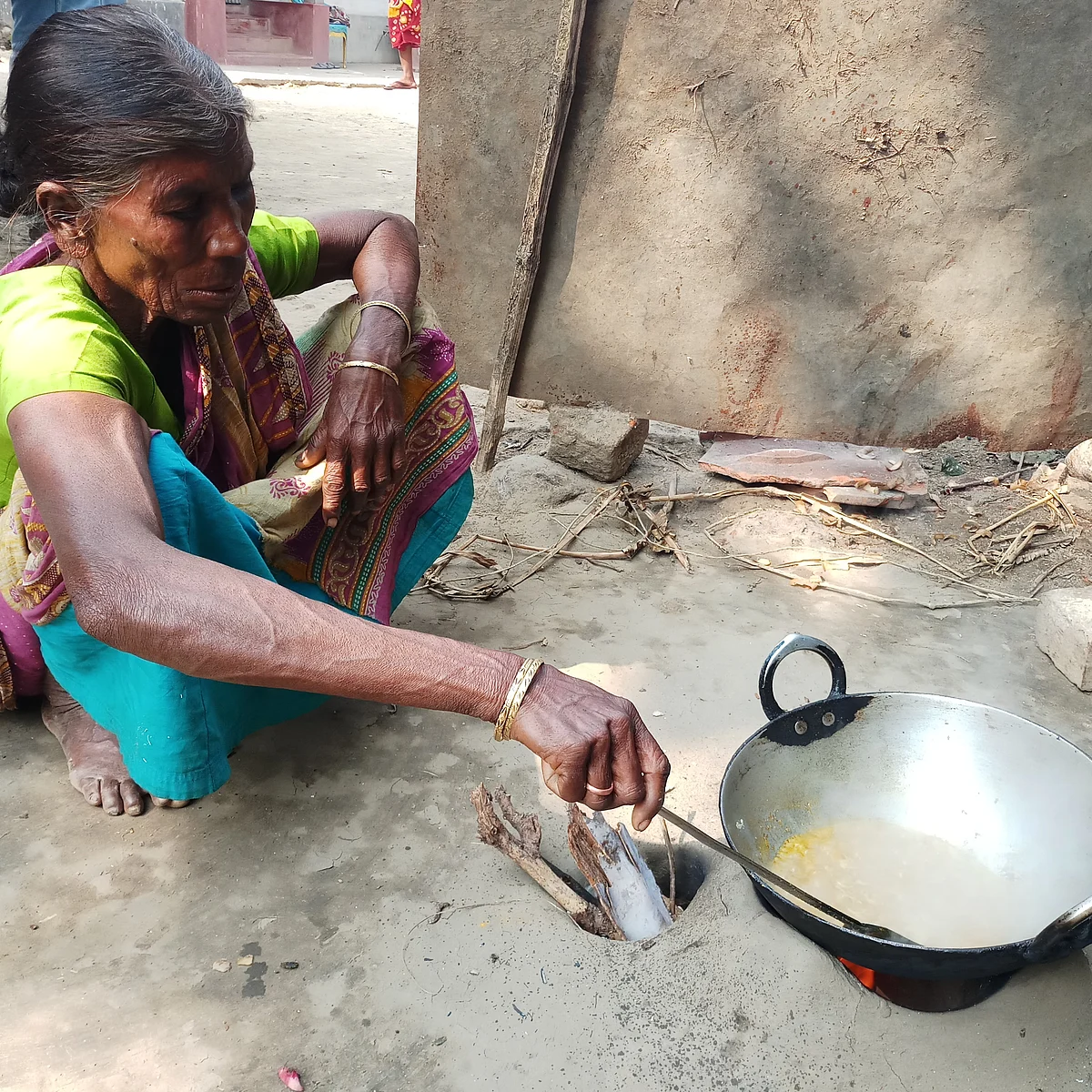 Manu starts by hammering the Googli to squeeze out the raw meat inside; it takes her about 30 minutes to get a handful of meat.