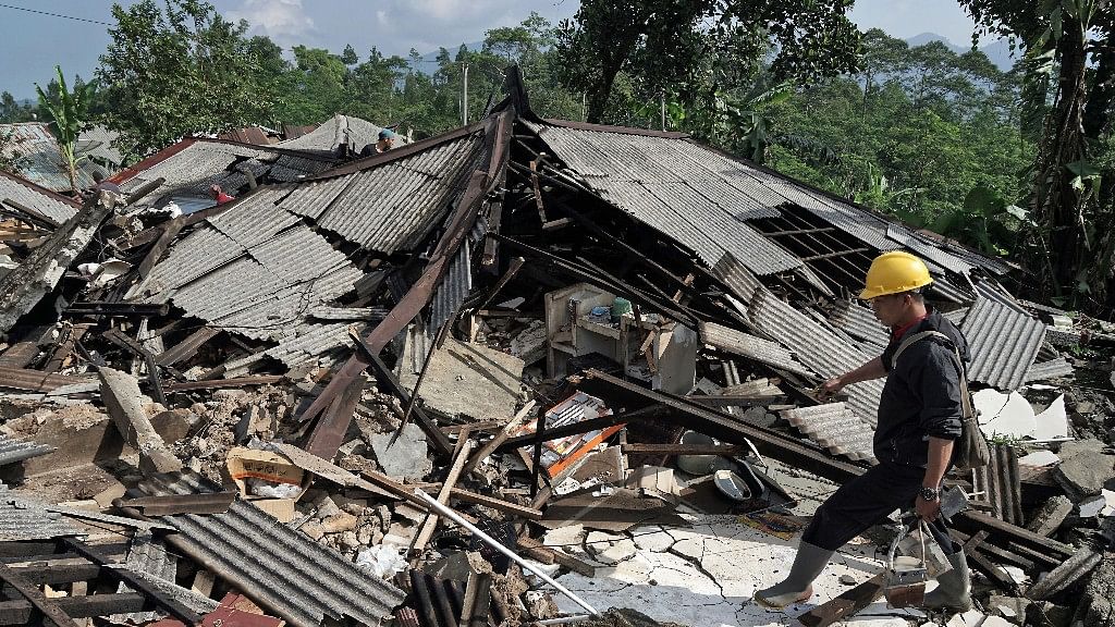 Magnitude 4.4 Indonesia Quake Kills 3, Damages Hundreds of Homes