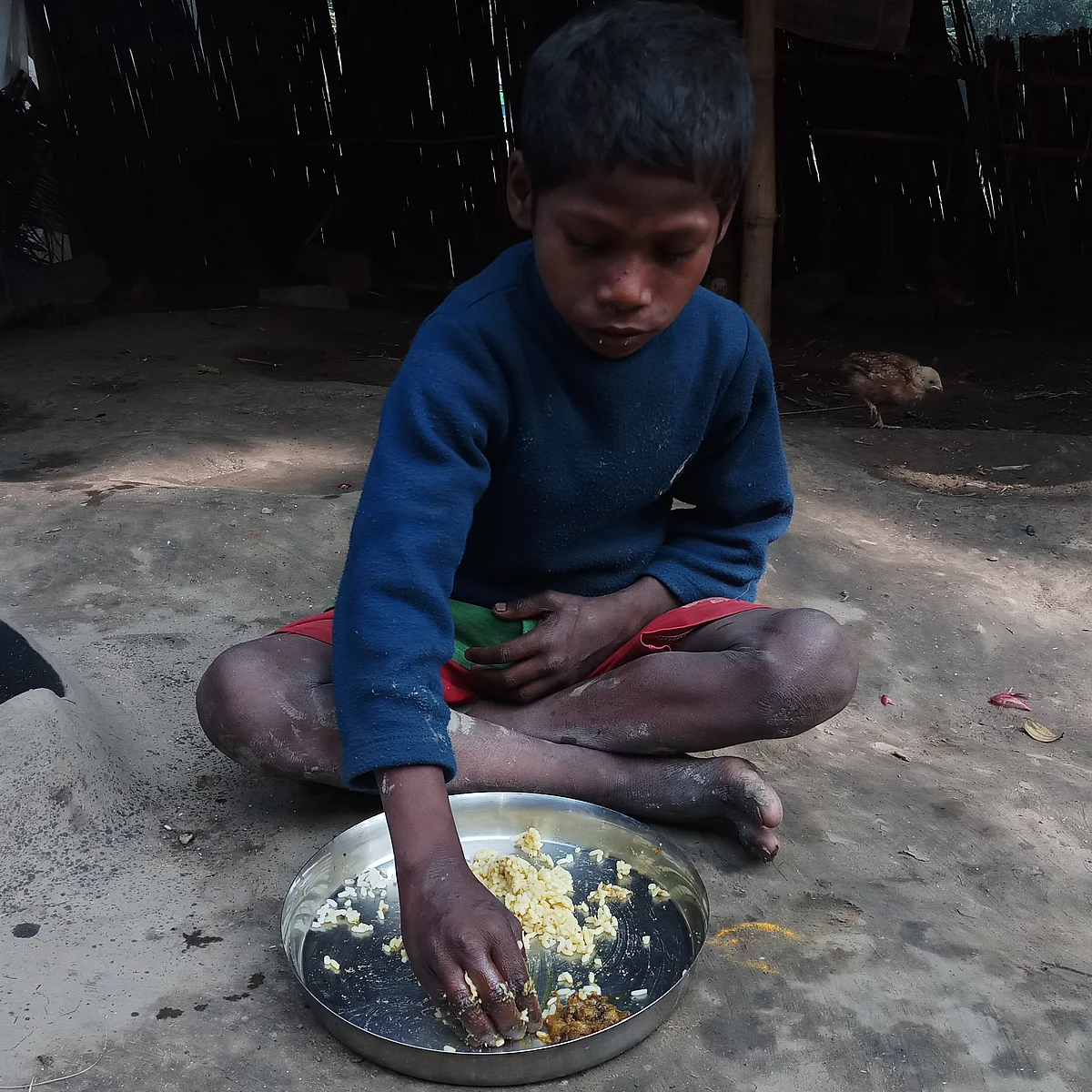 Manu is joined by a little boy in her neighbourhood, and the duo take turns in downing the small amount of curry.