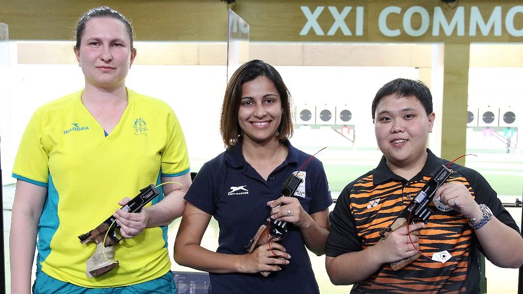 Heena Sidhu (center) with Silver medalist Elena Galiabovitch (left) and bronze medalist Alia Azahari (right) at the commonwealth games.