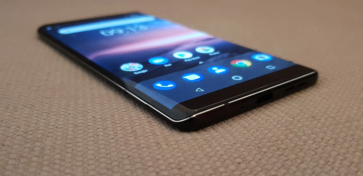 Nokia 8 Sirocco is a gorgeous looking piece of hardware. 