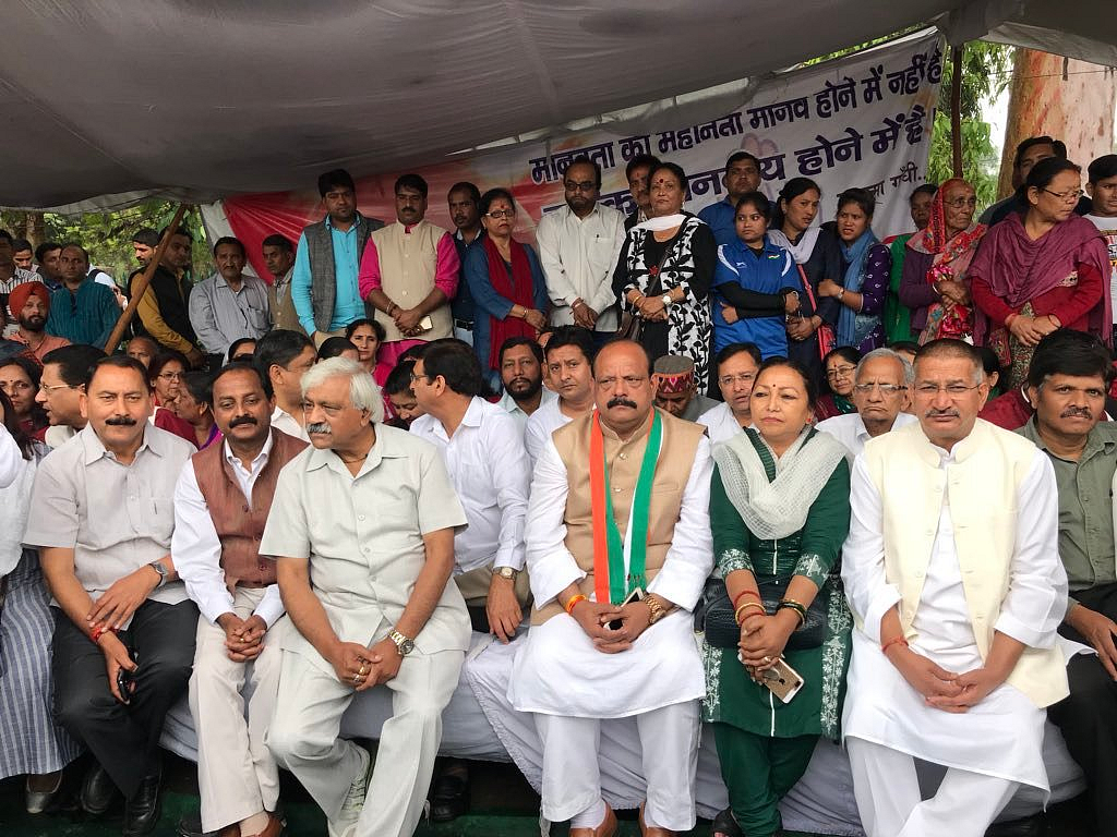 Congress leaders protest at Raj Ghat