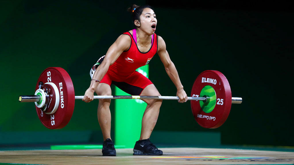 Mirabai Chanu competes during the 2018 Commonwealth Games.