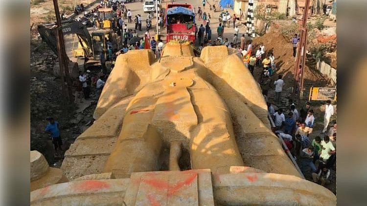 A mammoth 62-feet tall, 750-tonne Hanuman statue which is to be installed at Kacharakanahalli, east Bengaluru caused inconvenience to many citizens.&nbsp;