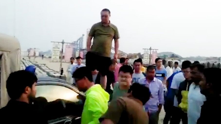 Chinese workers get into a brawl with Pakistan Police.