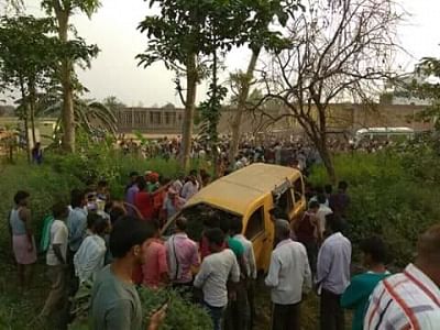 Train rams into school van, kills 13 students