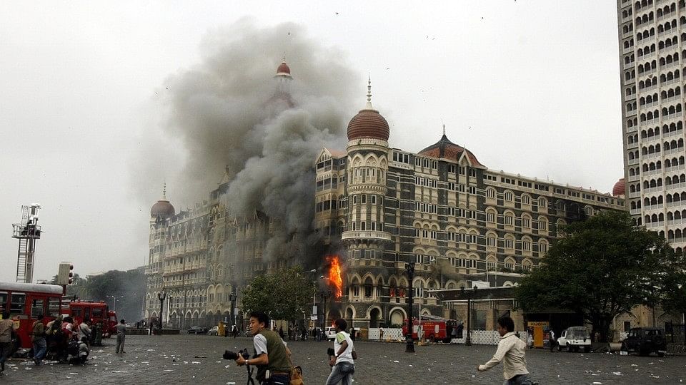 People run past burning Taj Mahal Hotel in Mumbai during the 26/11 terror attacks. Image used for representational purposes.&nbsp;