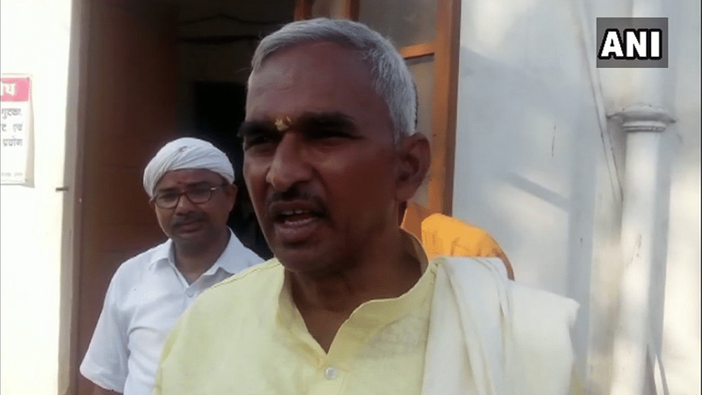 Uttar Pradesh BJP MLA Surendra Singh is once again in the news for making controversial remarks.&nbsp;