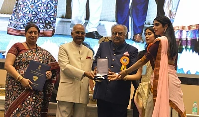 New Delhi: Filmmaker Boney Kapoor along with his daughters Janhvi and Khushi Kapoor, receives National Film Award from President Ram Nath Kovind on the behalf of his wife and late actress Sridevi, during 65th National Film Awards, in New Delhi on May 3, 2018. Also seen Union Ministers Smriti Irani and Rajyavardhan Singh Rathore. (Photo: IANS)