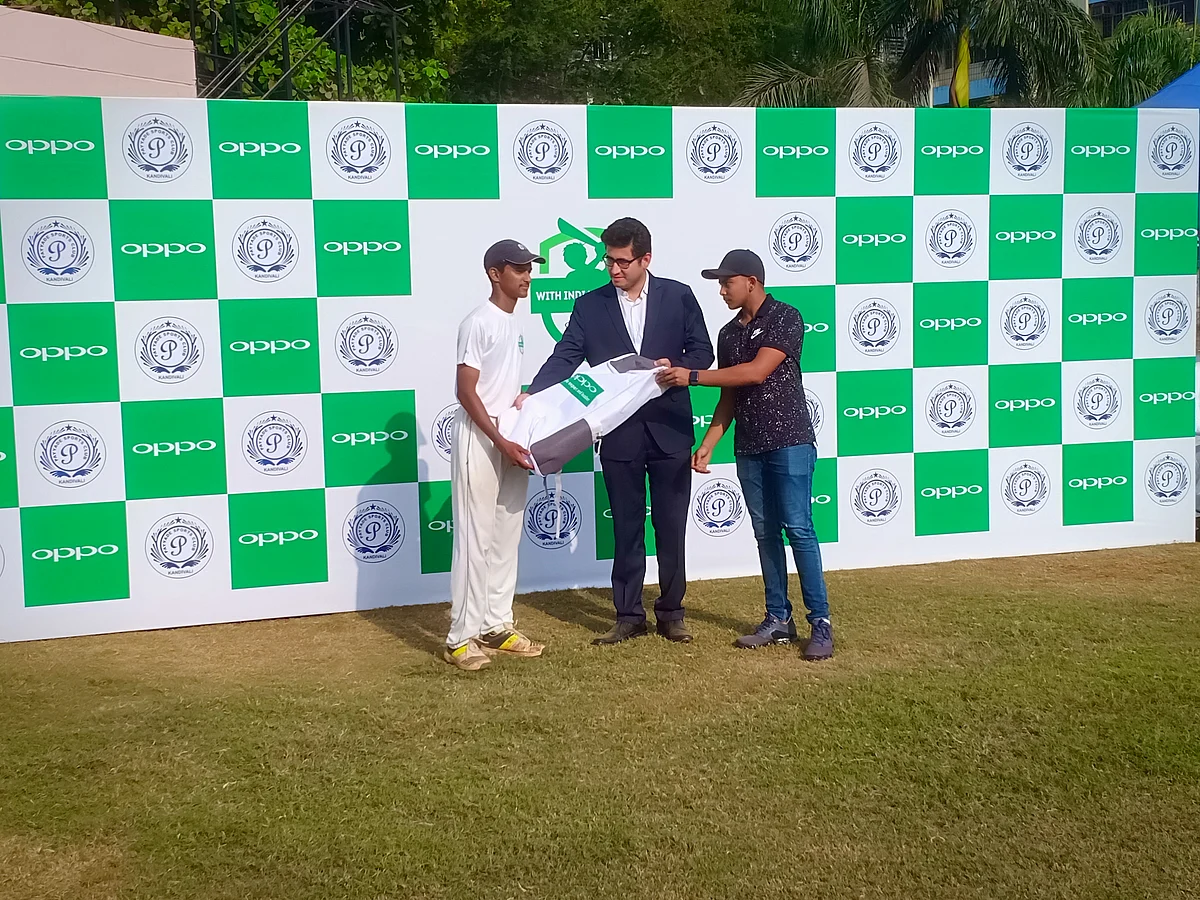 Prithvi Shaw and Anmol Kalra, Brand Manager, OPPO India, with one of the kids.