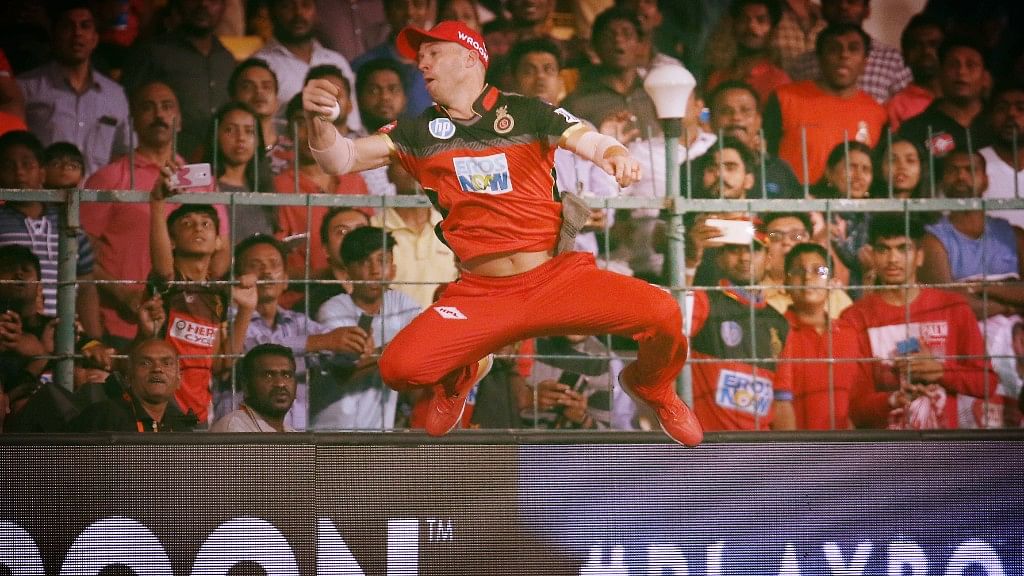 AB de Villiers hangs on to a brilliant catch against Sunrisers Hyderabad.