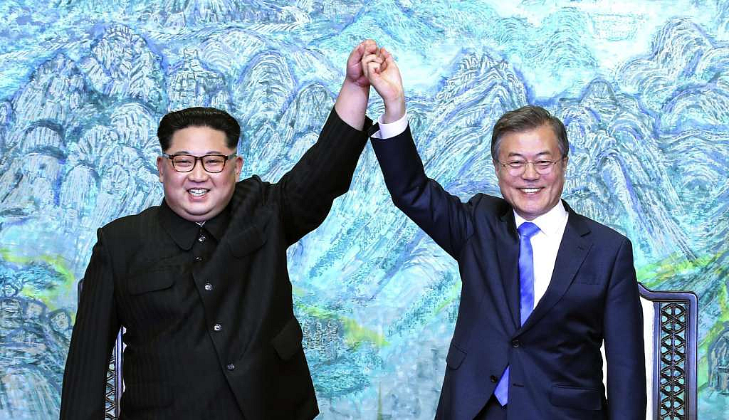 Kim Jong Un, North Korea’s leader, with Moon Jae-in, South Korea’s president, at the inter-Korean summit outside the Peace House in the village of Panmunjom in the Demilitarized Zone (DMZ) in Paju, South Korea, on 27 April, 2018. 