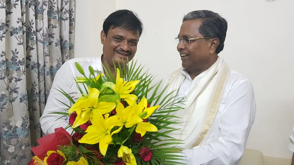 Munirathna with Siddaramaiah when he was in Congress. 