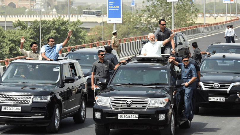 After inaugurating the 14-lane highway spanning Sarai Kale Khan in Delhi to UP Gate, PM Modi rode in an open car, waving at crowds gathered on either sides of the highway.