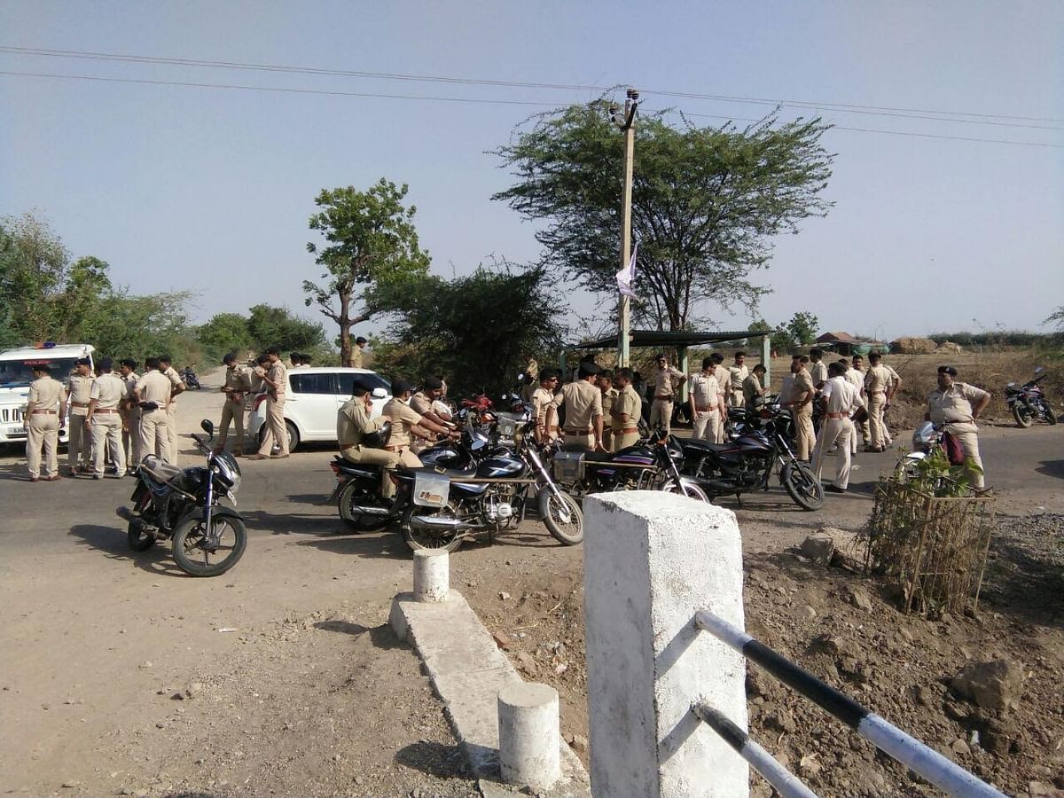 Over 5,000 farmers in Bhavnagar threaten mass suicide in response to forceful acquisition of their lands.