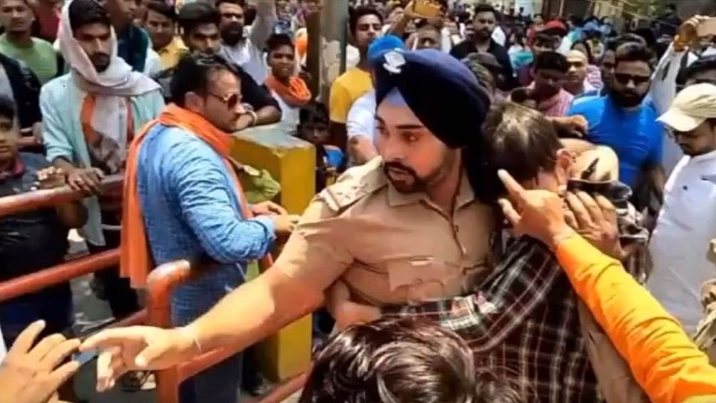 Sub-Inspector Gagandeep protected a Muslim boy against an angry mob.&nbsp;