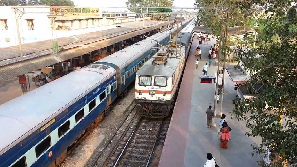 Thousands of rail passengers from Arakkonam and Tiruttani were stranded on Monday, 7 May, as the railway authorities suddenly short-terminated the EMU services.