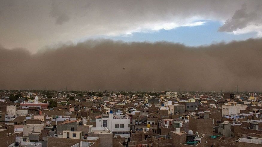 A photo of the dust storm approaching Bikaner in Rajasthan.