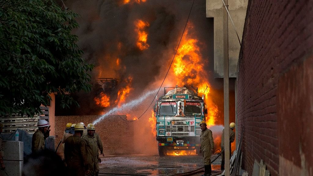 A massive fire broke out at a rubber godown in South Delhi’s Malviya Nagar on Tuesday, 29 May.&nbsp;