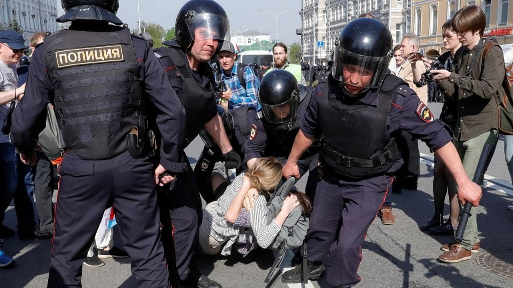 Police detain protestors ahead of Putin’s swearing-in ceremony, in Moscow.&nbsp;
