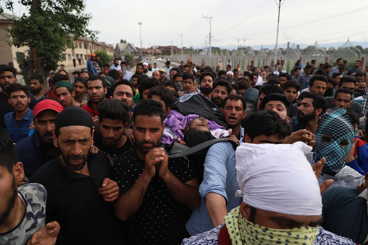 People carry Adil Ahmed Yadoo’s body to the burial ground. 