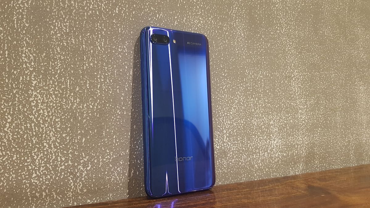 Honor 10 first impressions & first look. The new Honor 10 comes with AI in the camera and 6GB RAM.