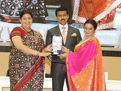 New Delhi: Union Information and Broadcasting Minister Smriti Irani and Union MoS Information and Broadcasting felicitate actress Divya Dutta who bagged the Best Supporting Actress for "Irada", which was named Best Film on Environment Conservation/Preservation at 65th National Film Awards ceremony, in New Delhi on May 3, 2018. (Photo: Amlan Paliwal/IANS)