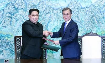 South Korean President Moon Jae-in (R) and Kim Jong Un. (Xinhua/Inter-Korean Summit Press Corps/IANS)