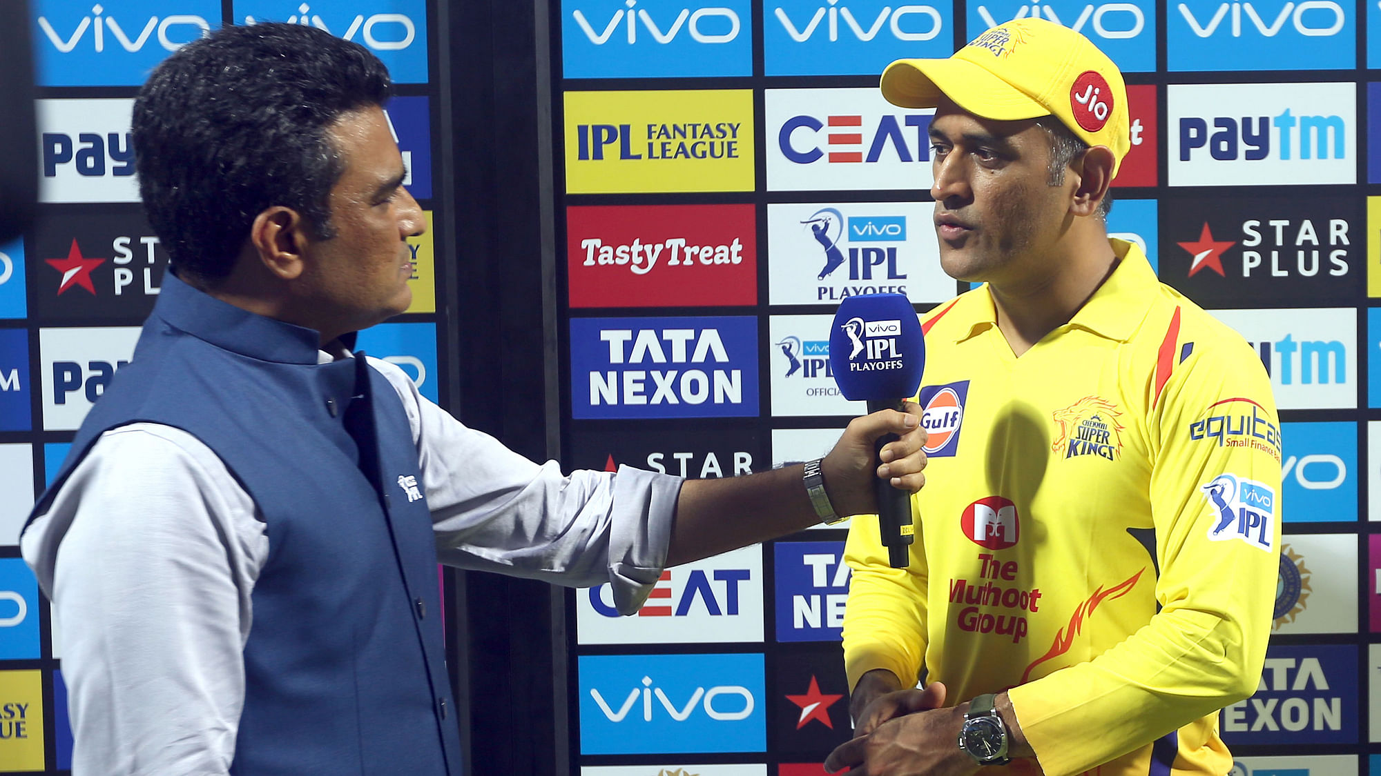 MS Dhoni speaks to Sanjay Manjrekar after the Qualifier 1 match against Sunrisers Hyderabad in Mumbai.