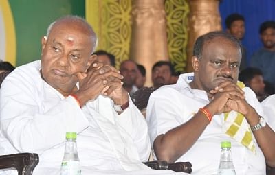 Mysuru: JD(S) Supremo H. D. Deve Gowda and Karnataka JD(S) president H. D. Kumaraswamy during a programme organised to flag off "Karnataka Vikasa Yatra" ahead of Karnataka Assembly polls in Mysuru on Nov 7, 2017. (Photo: IANS)