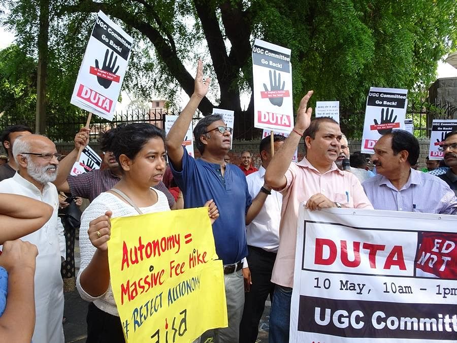 DU faculty members protest against autonomous status for St Stephen’s College.  