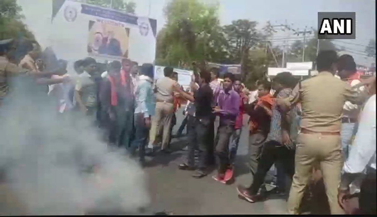Students alleged protesters were from Hindu Yuva Vahini, were allowed to leave police station despite being detained