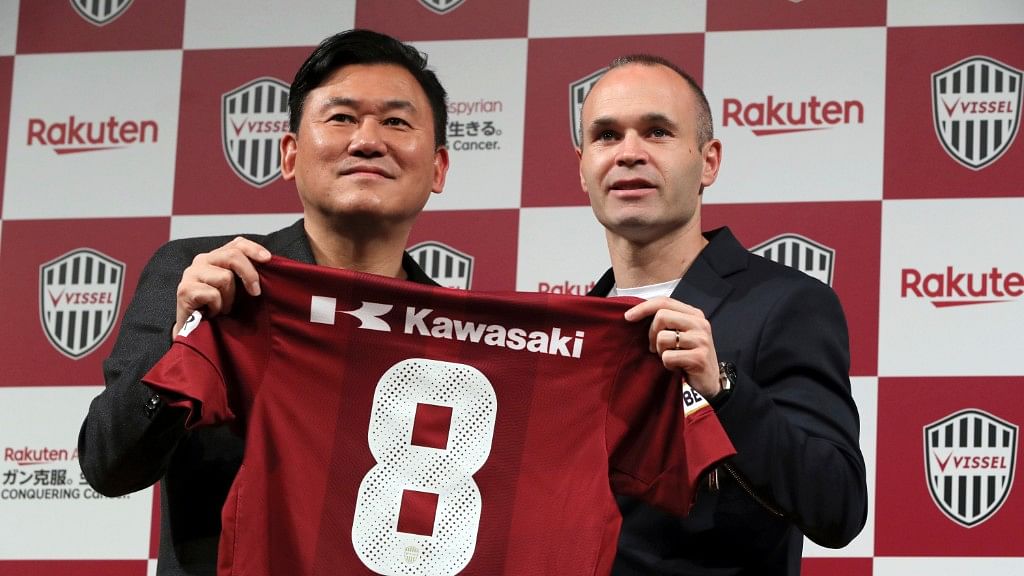 Iniesta signs his contract with Japanese club Vissel Kobe.