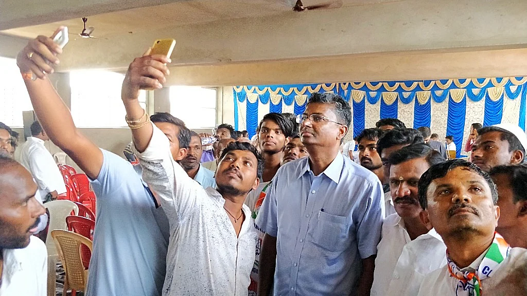 Satish spends his time with the workers and supporters waiting for the CM. He doesn’t give a speech but obliges every selfie, as he waited patiently.