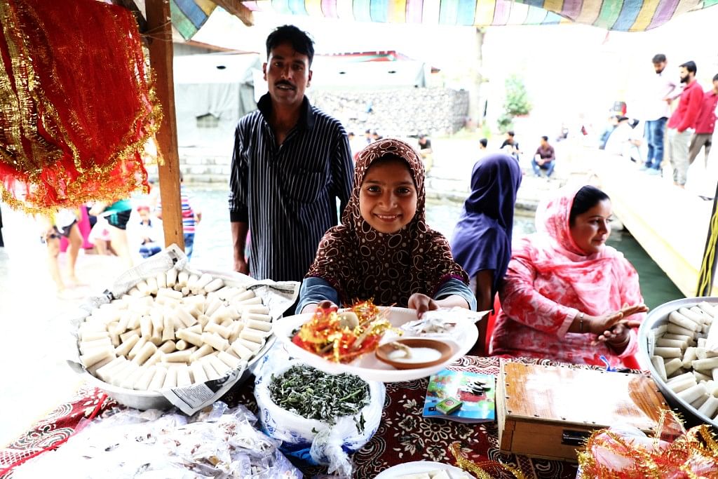 Falaq helps her father in selling items to the devotees.&nbsp;