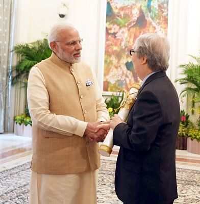 Singapore: Prime Minister Narendra Modi hands over the Padma Shri Award to veteran Singaporean diplomat Tommy Koh at Istana - Presidential Palace in Singapore on June 1, 2018. (Photo: IANS/PIB)