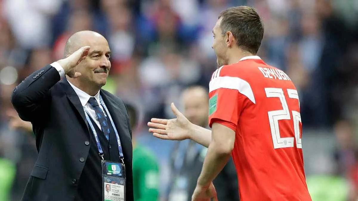 Russia head coach Stanislav Cherchesov (left) salutes Russia’s Artem Dzyuba during the Group A match between Russia and Saudi Arabia at the Luzhniki stadium in Moscow on Thursday.