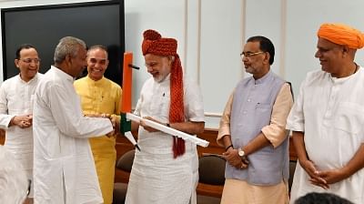 New Delhi: Prime Minister Narendra Modi with the sugarcane farmers at Lok Kalyan Marg in New Delhi on June 29, 2018. Also seen Union Minister for Agriculture and Farmers Welfare Radha Mohan Singh and MoS for Human Resource Development and Water Resources, River Development and Ganga Rejuvenation, Dr. Satya Pal Singh. (Photo: IANS/PIB)