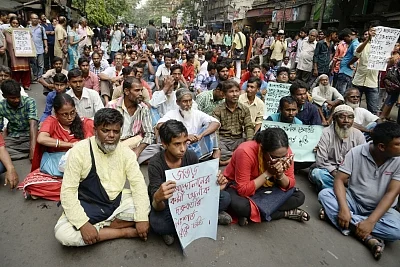 Kolkata: Left activists and members of the anti-power grid movement committee in West Bengal