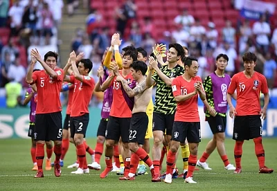KAZAN, June 27, 2018 (Xinhua) -- Players of South Korea greet the audience after the 2018 FIFA World Cup Group F match between Germany and South Korea in Kazan, Russia, June 27, 2018. South Korea won 2-0. (Xinhua/Chen Yichen/IANS)
